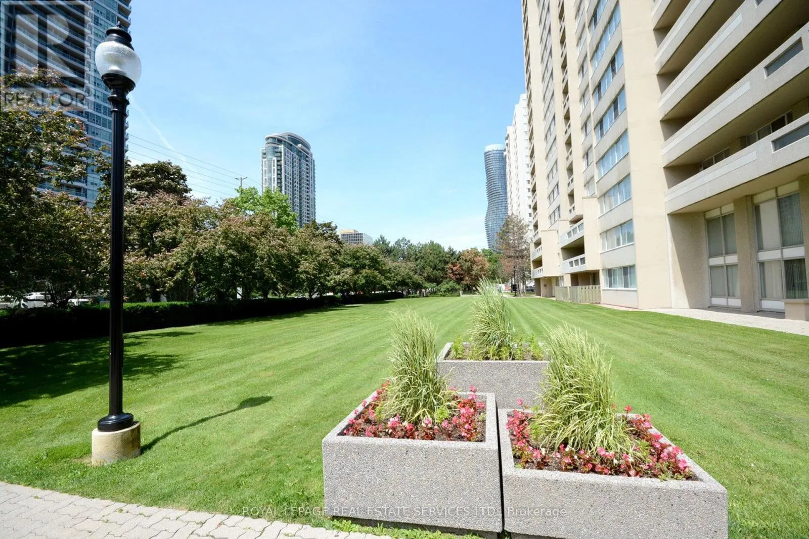 102 - 3590 KANEFF CRESCENT