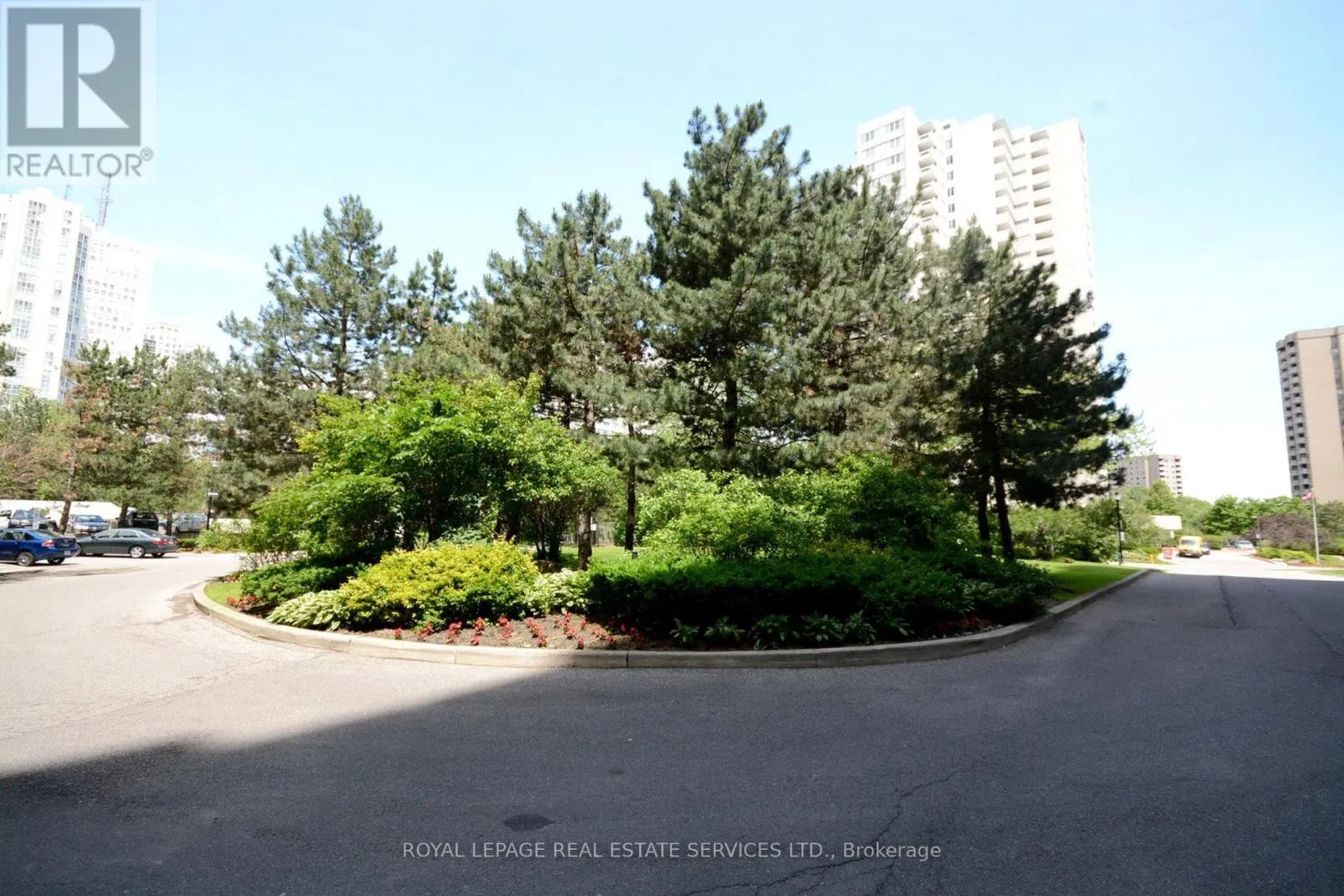 102 - 3590 KANEFF CRESCENT