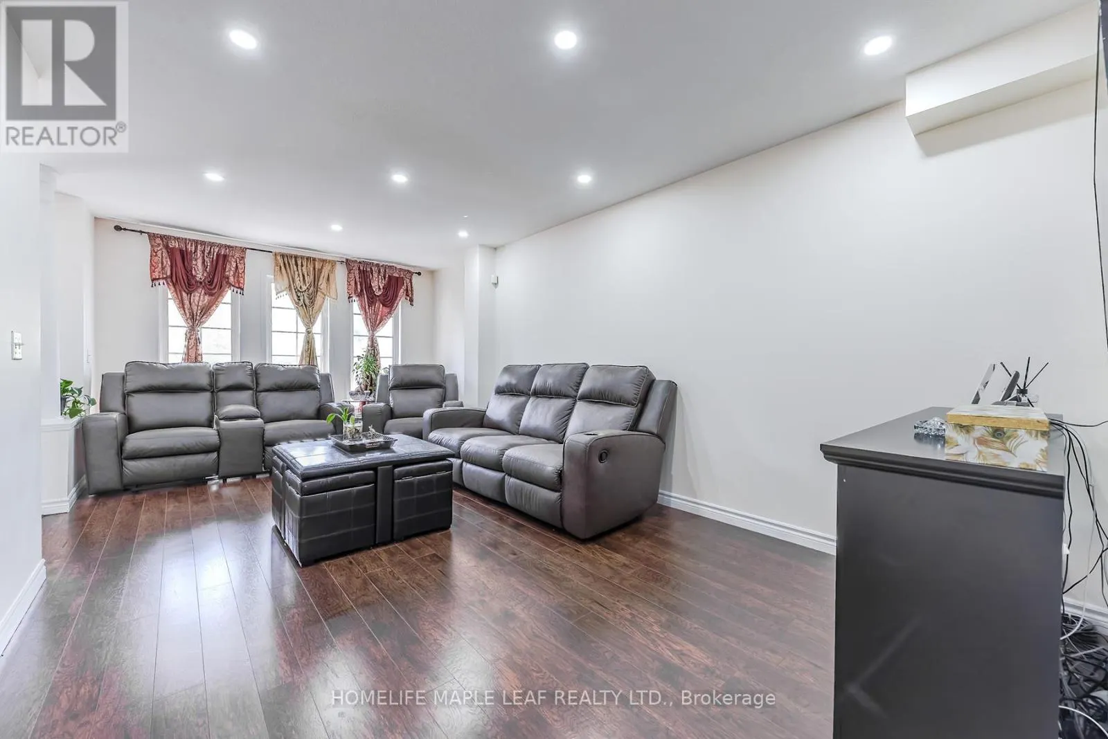 45 SEASIDE CIRCLE