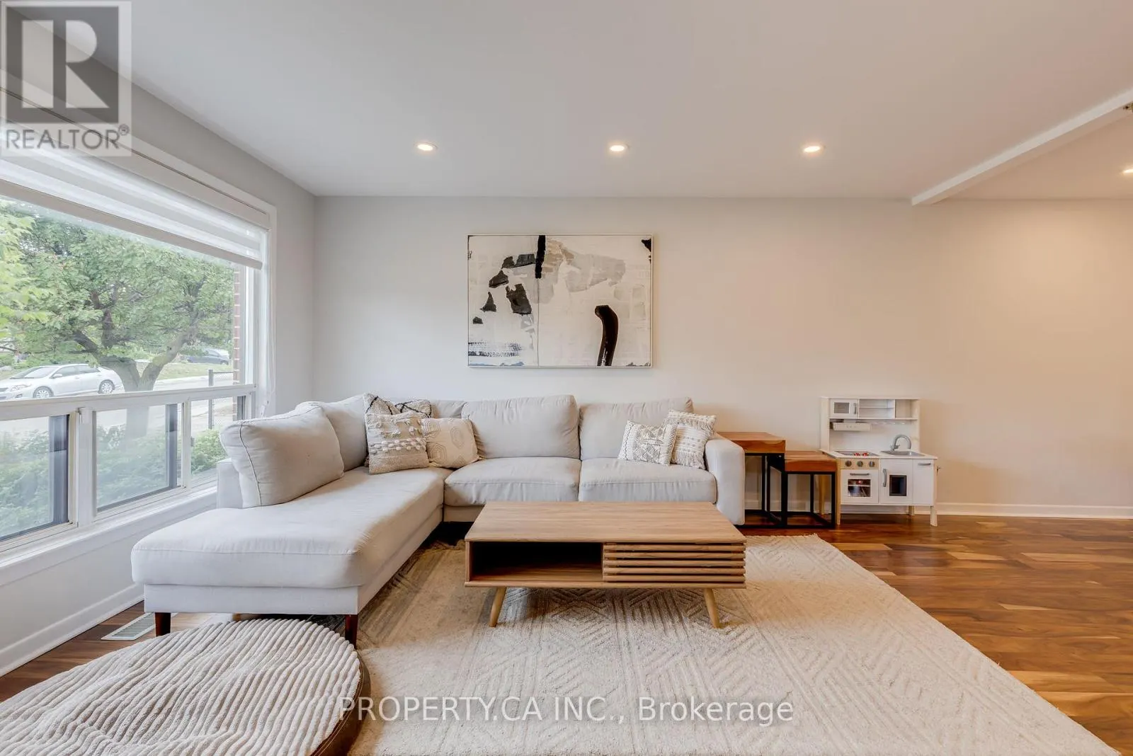 5 WOODENHILL COURT