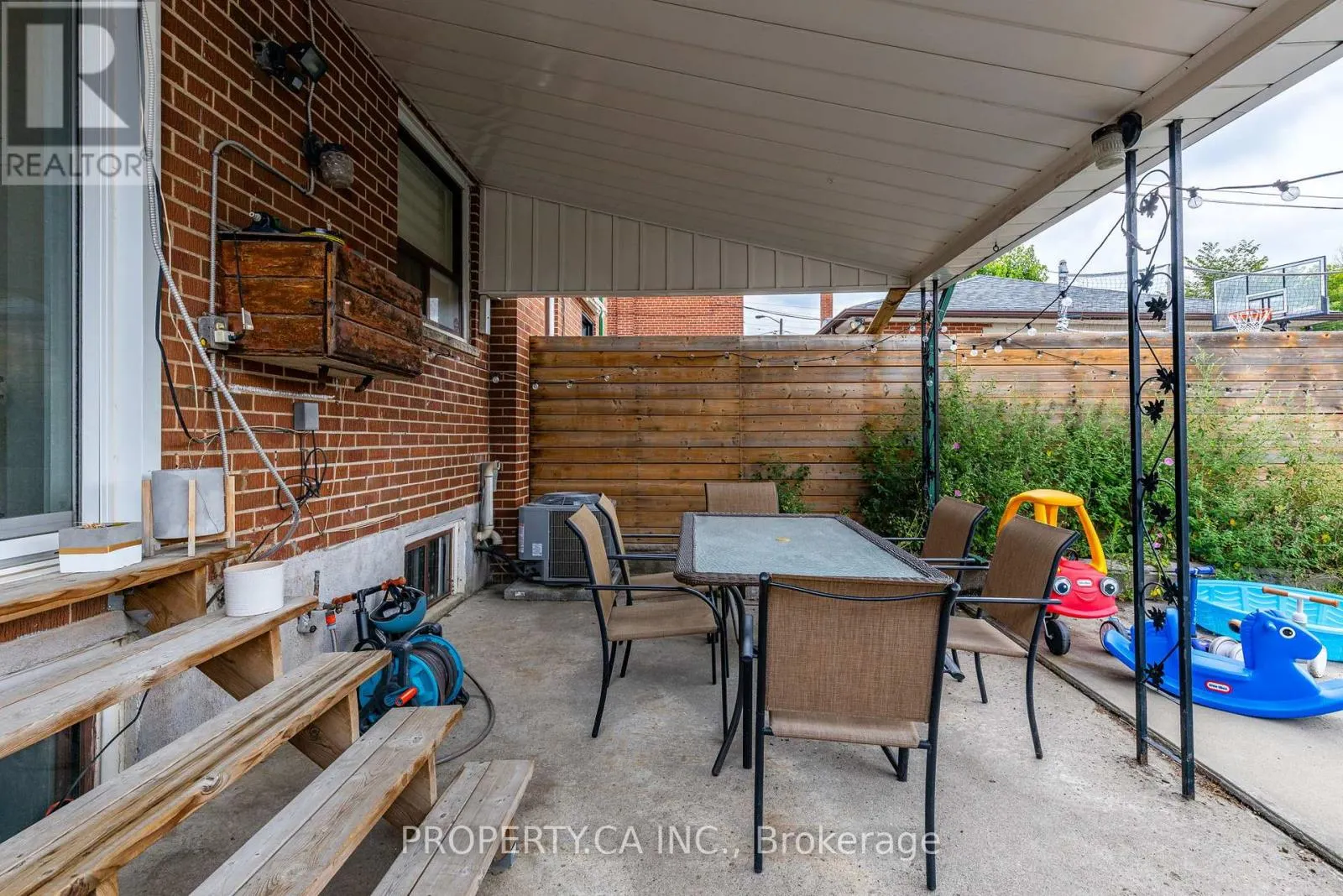 5 WOODENHILL COURT