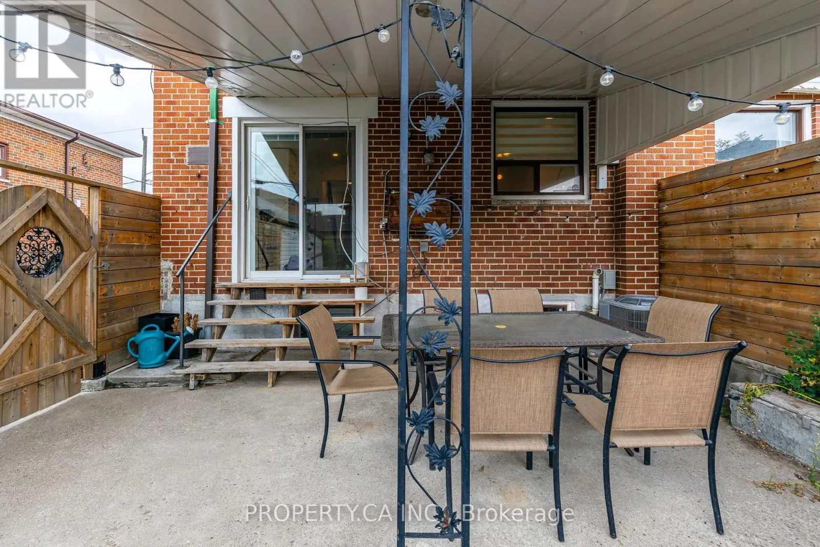 5 WOODENHILL COURT