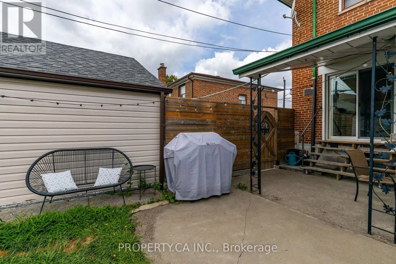 5 WOODENHILL COURT