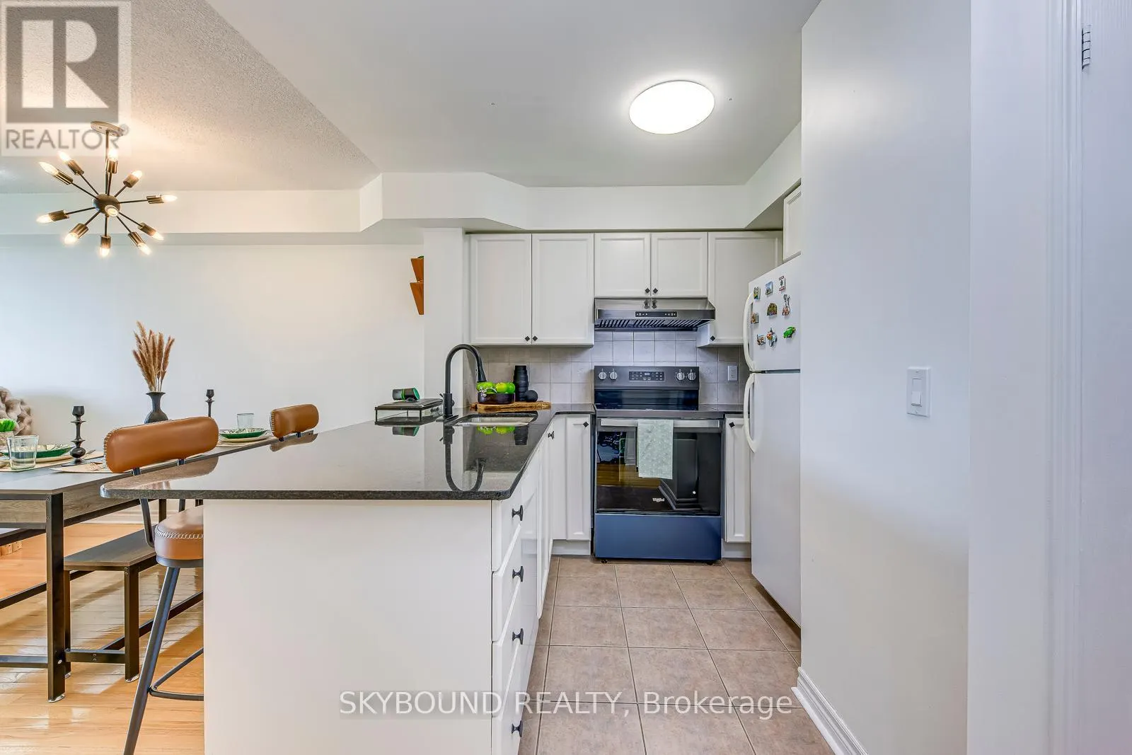 913 - 33 ELM DRIVE W