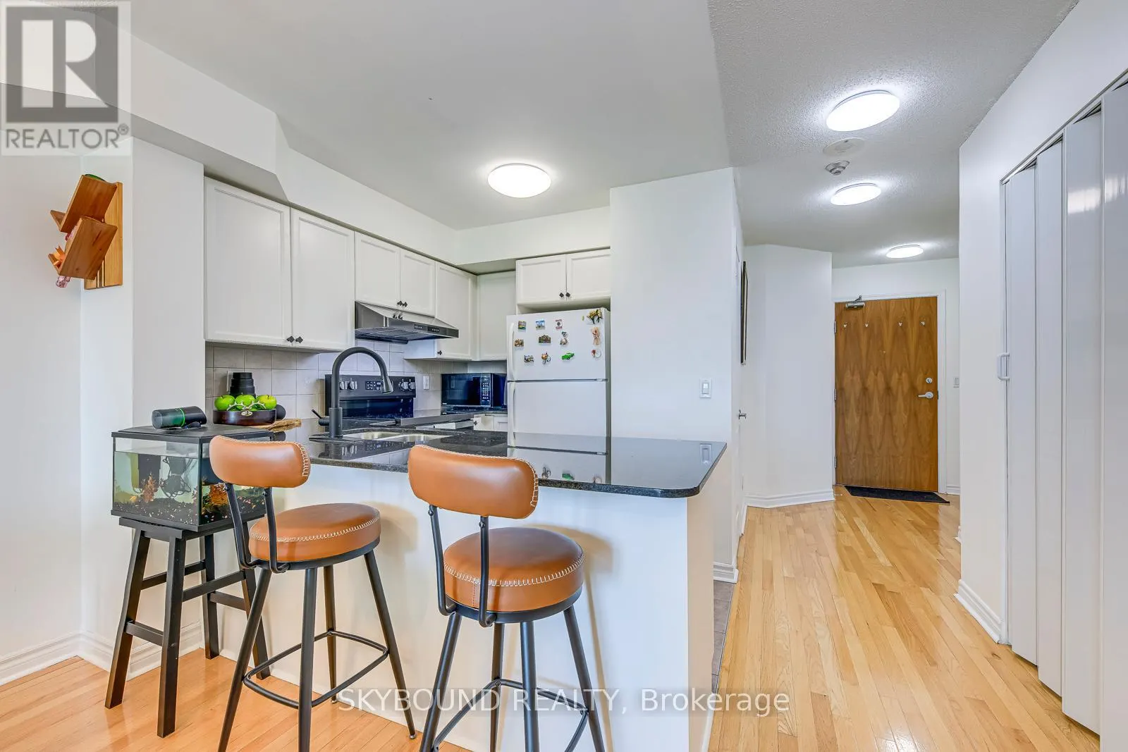 913 - 33 ELM DRIVE W