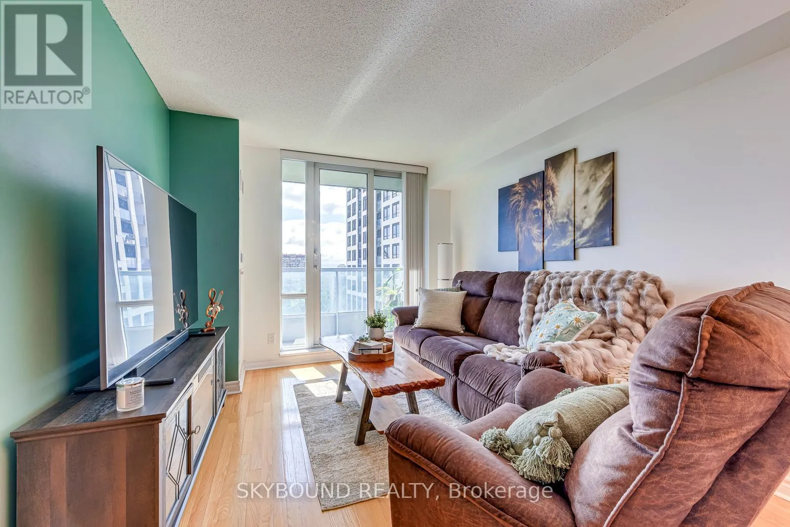913 - 33 ELM DRIVE W