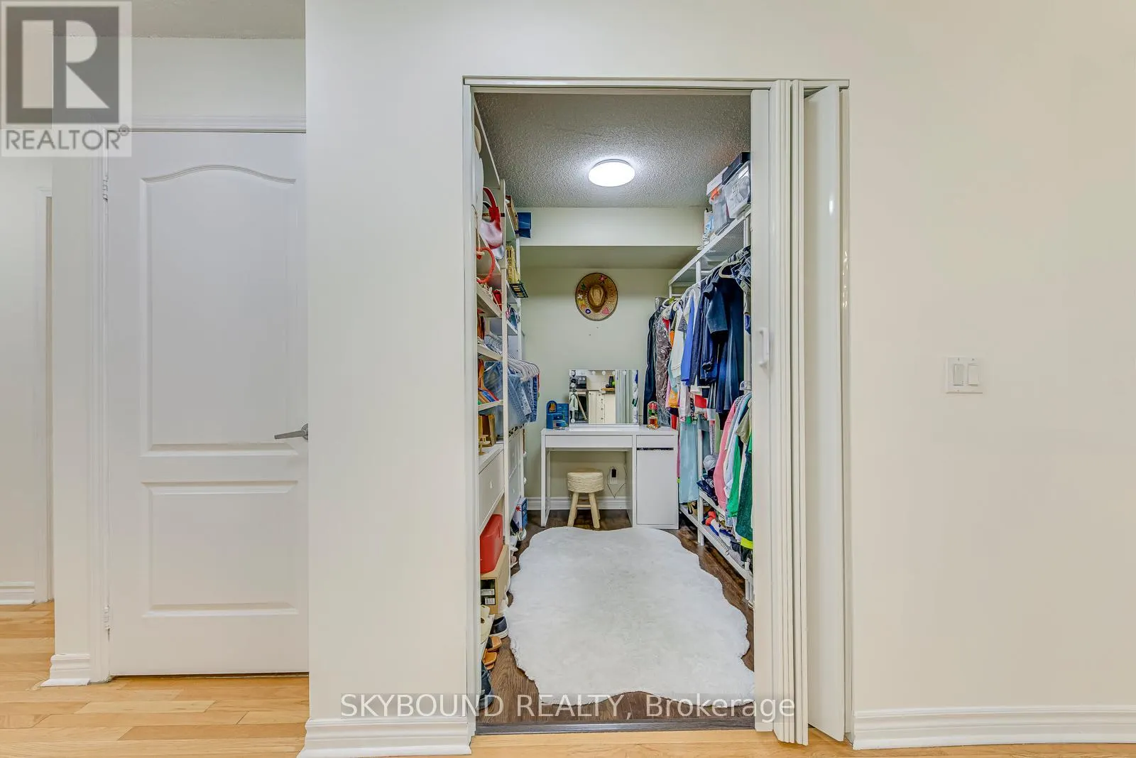 913 - 33 ELM DRIVE W