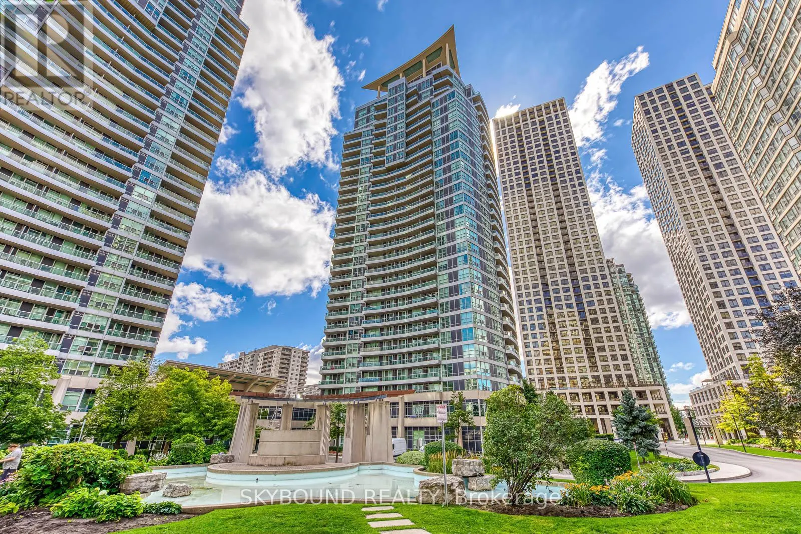 913 - 33 ELM DRIVE W
