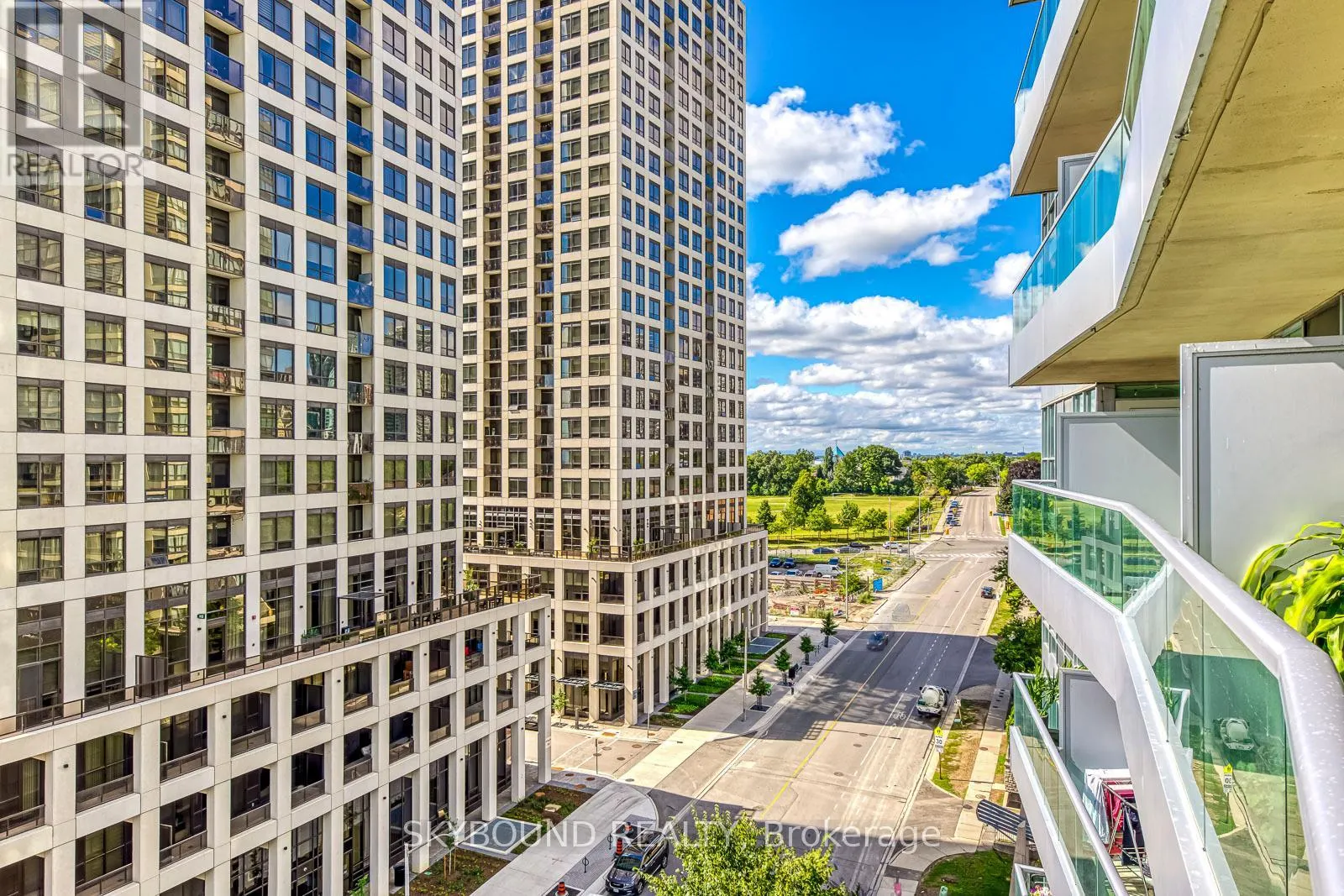 913 - 33 ELM DRIVE W