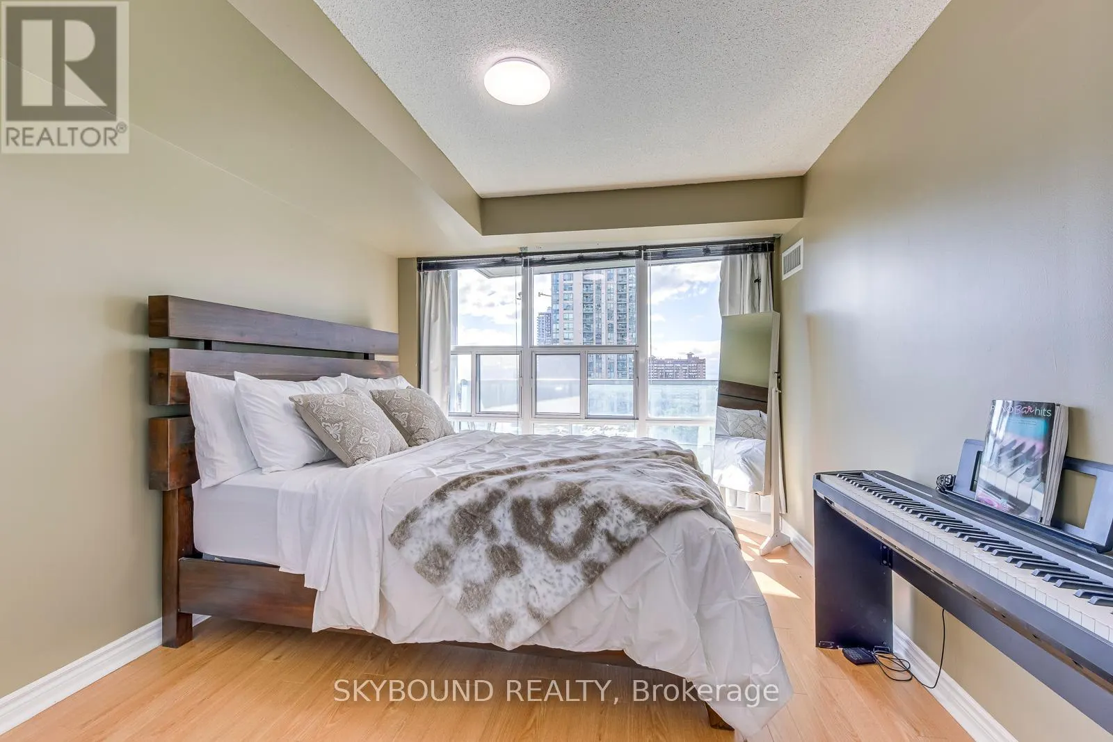 913 - 33 ELM DRIVE W