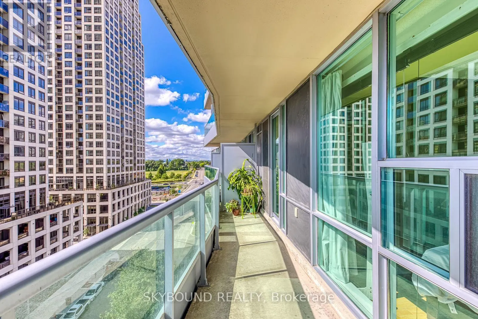 913 - 33 ELM DRIVE W