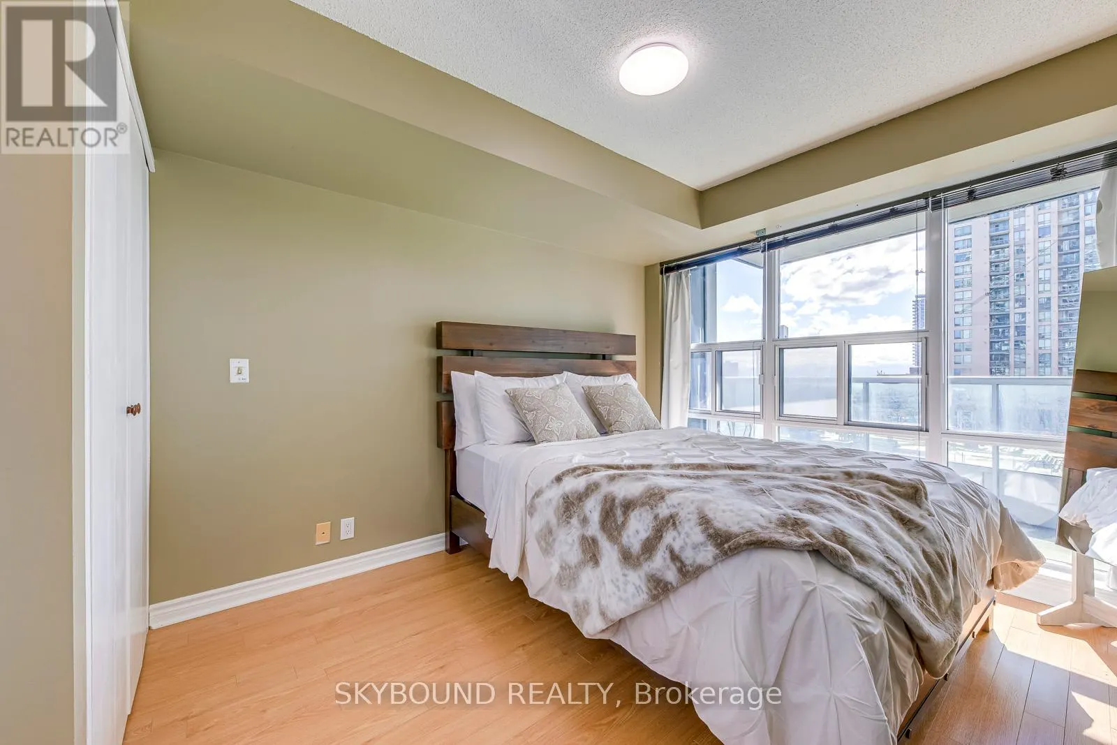 913 - 33 ELM DRIVE W