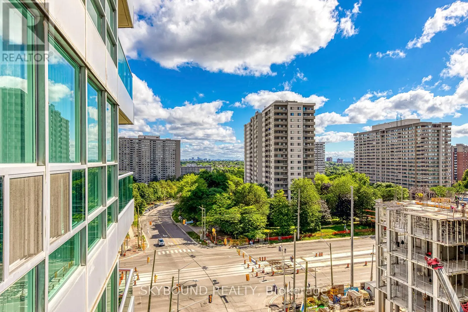 913 - 33 ELM DRIVE W