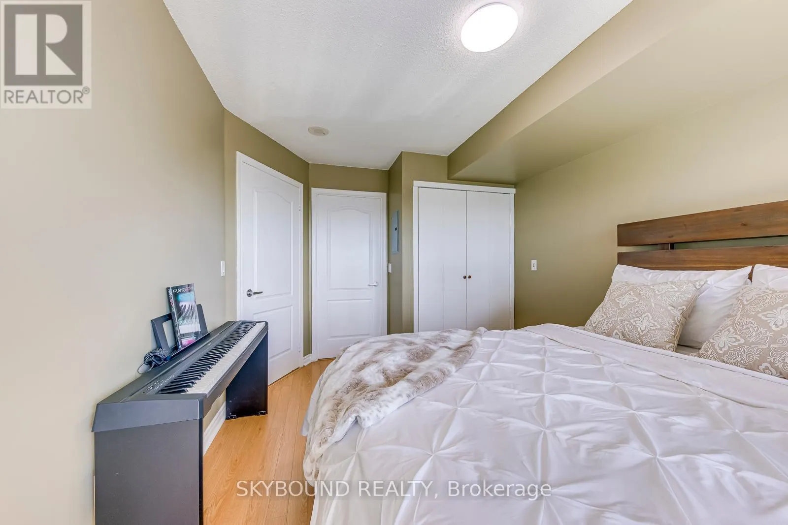 913 - 33 ELM DRIVE W