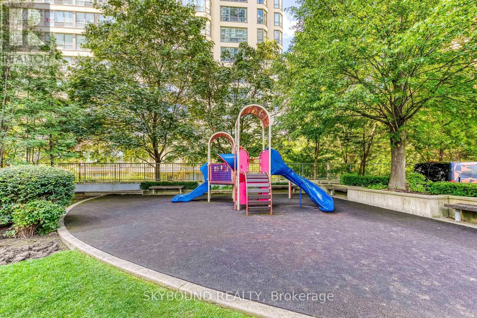 913 - 33 ELM DRIVE W