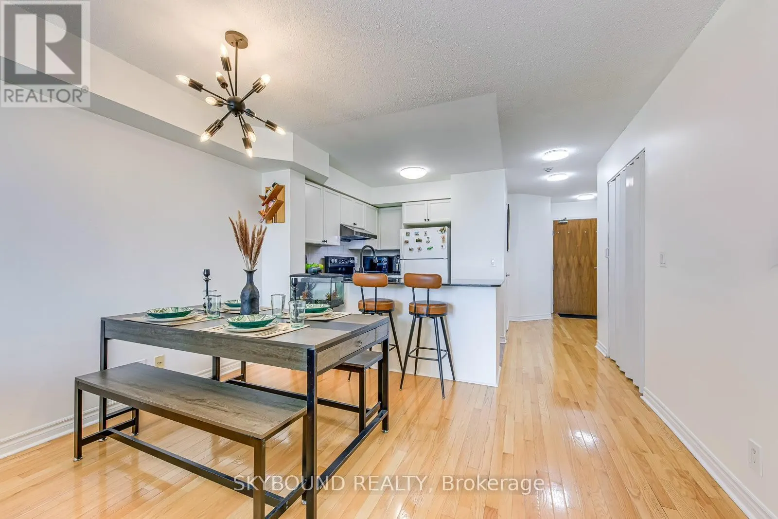 913 - 33 ELM DRIVE W