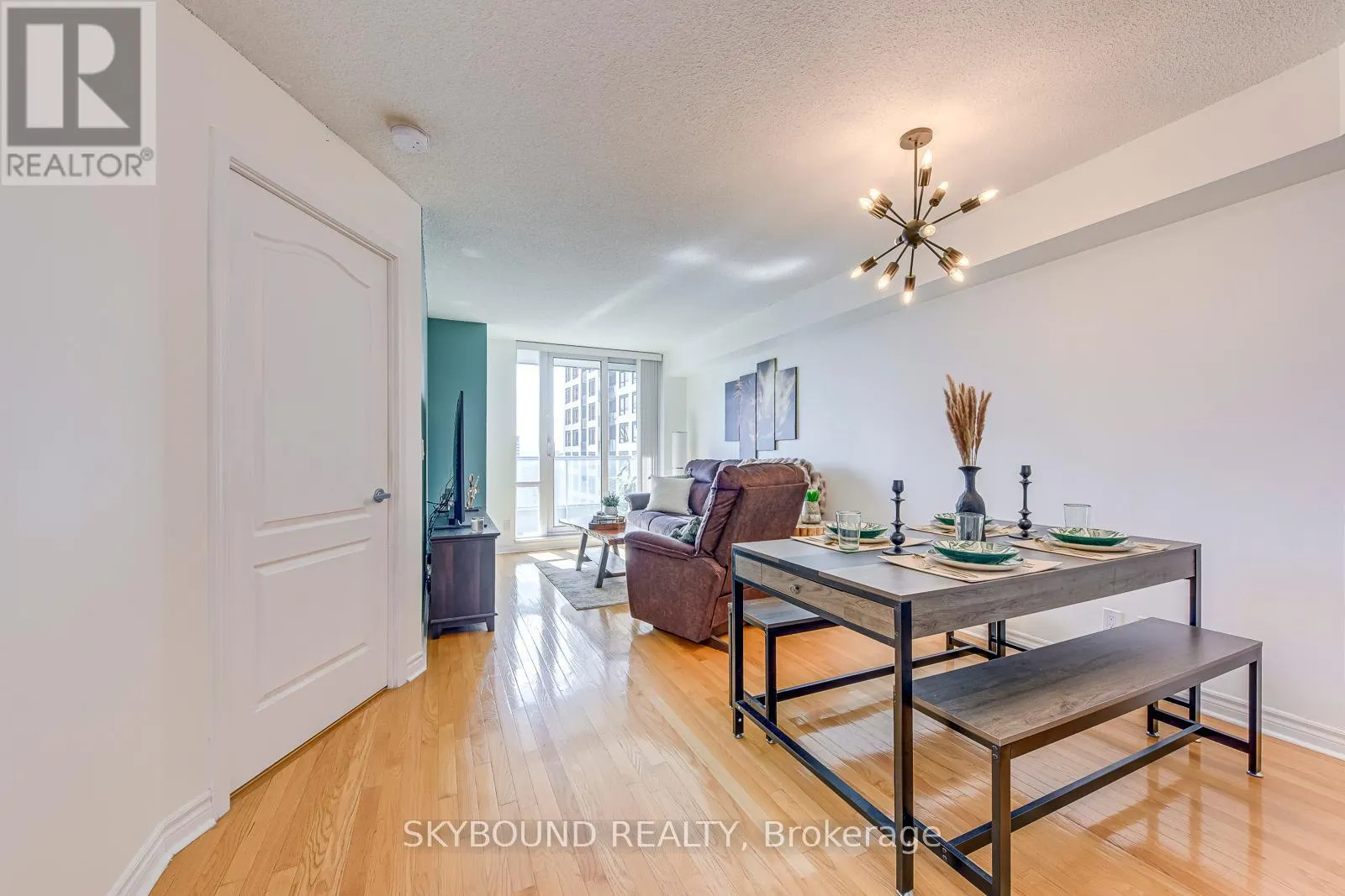 913 - 33 ELM DRIVE W
