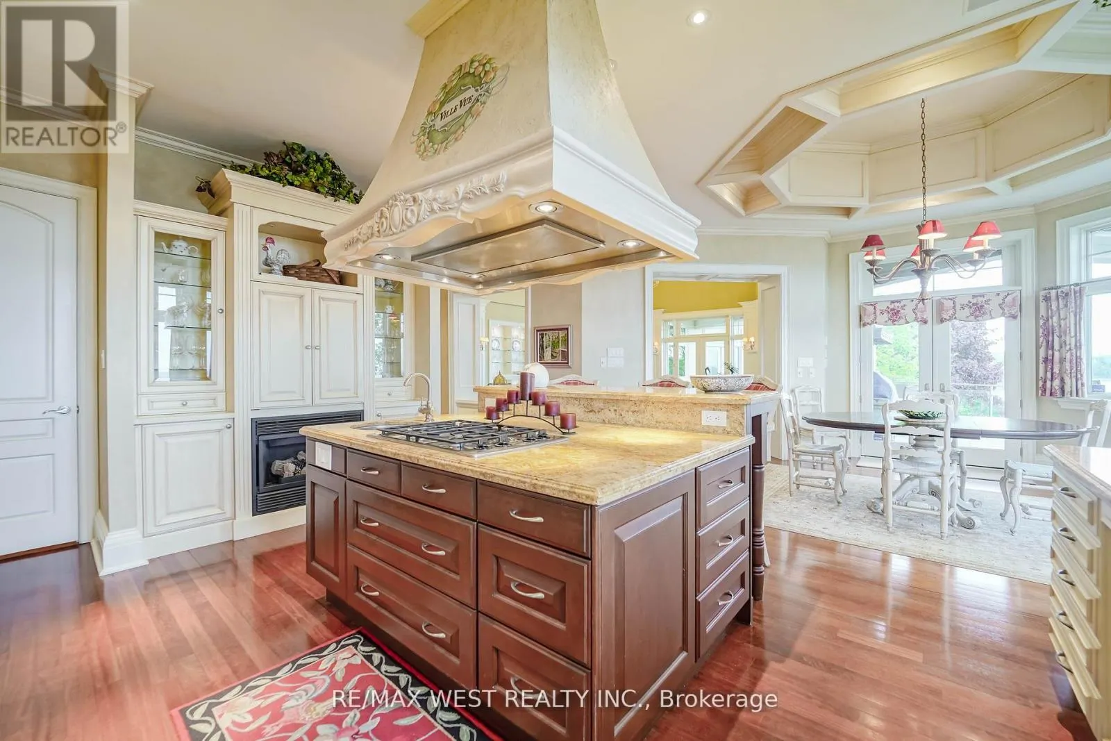 872 WHITTIER CRESCENT