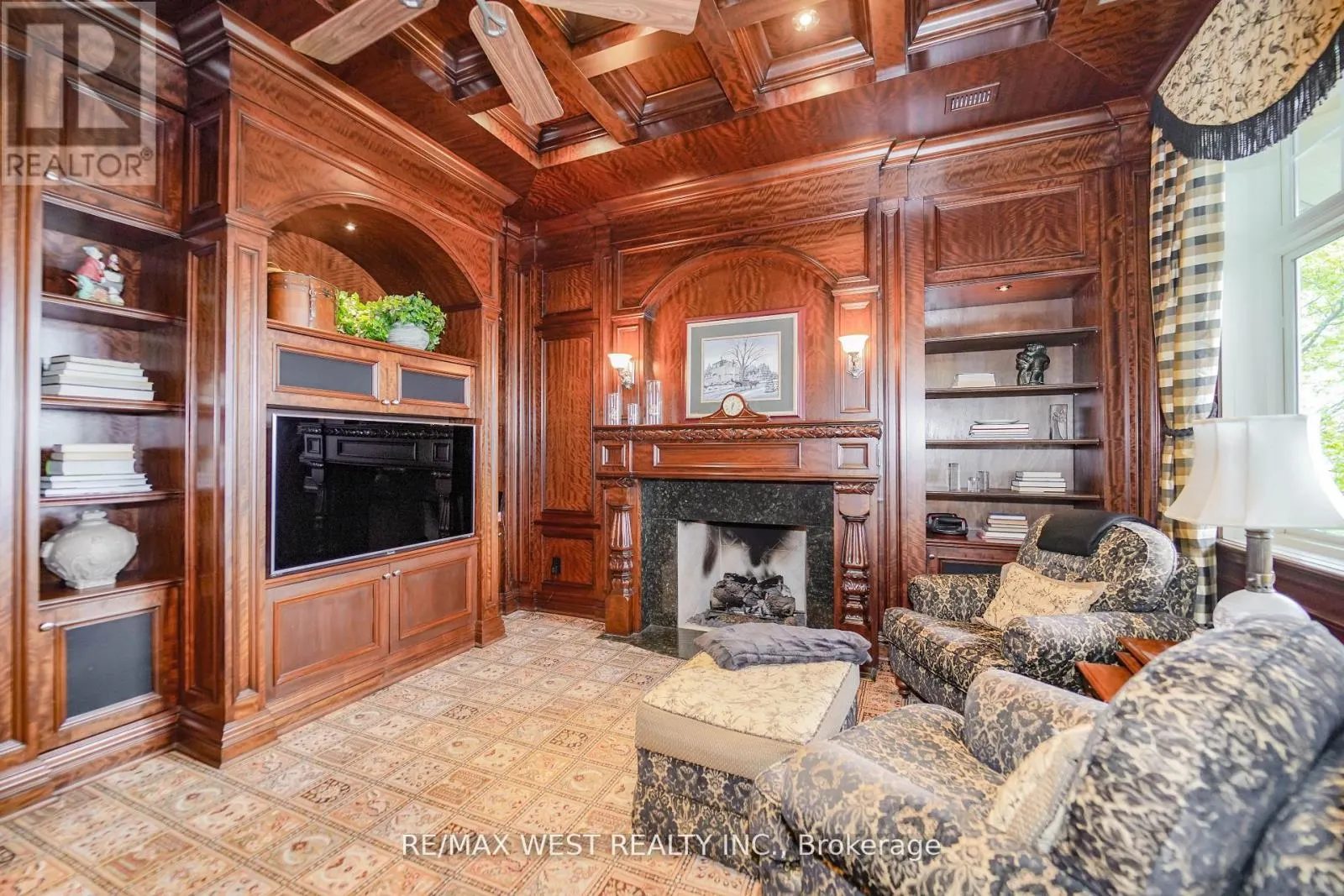 872 WHITTIER CRESCENT