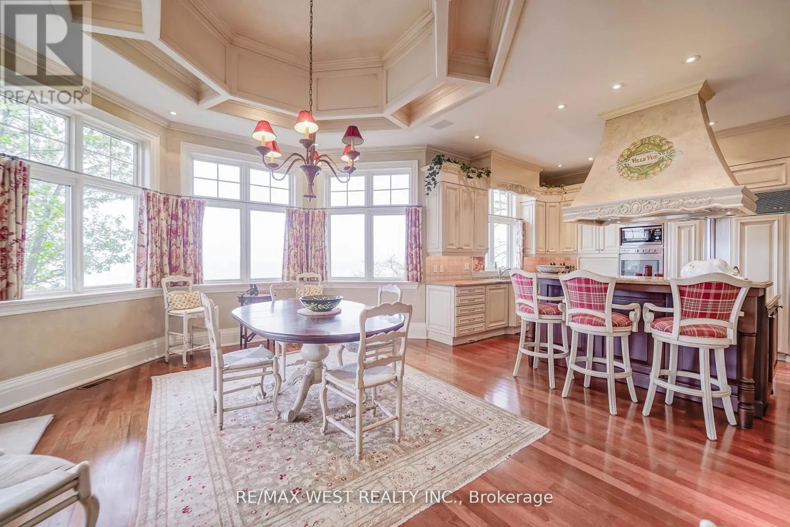 872 WHITTIER CRESCENT