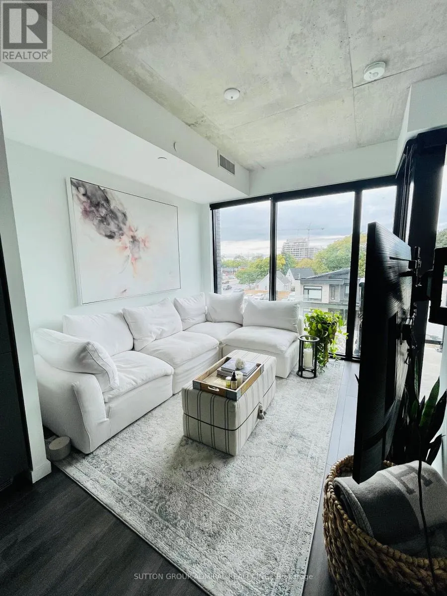 323 - 7 SMITH CRESCENT