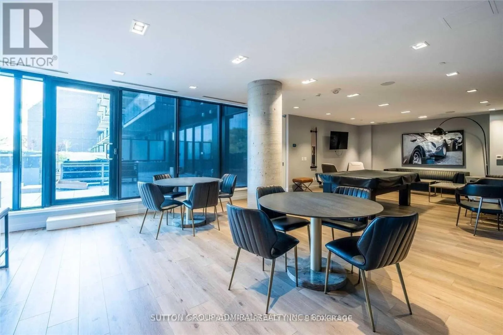 323 - 7 SMITH CRESCENT