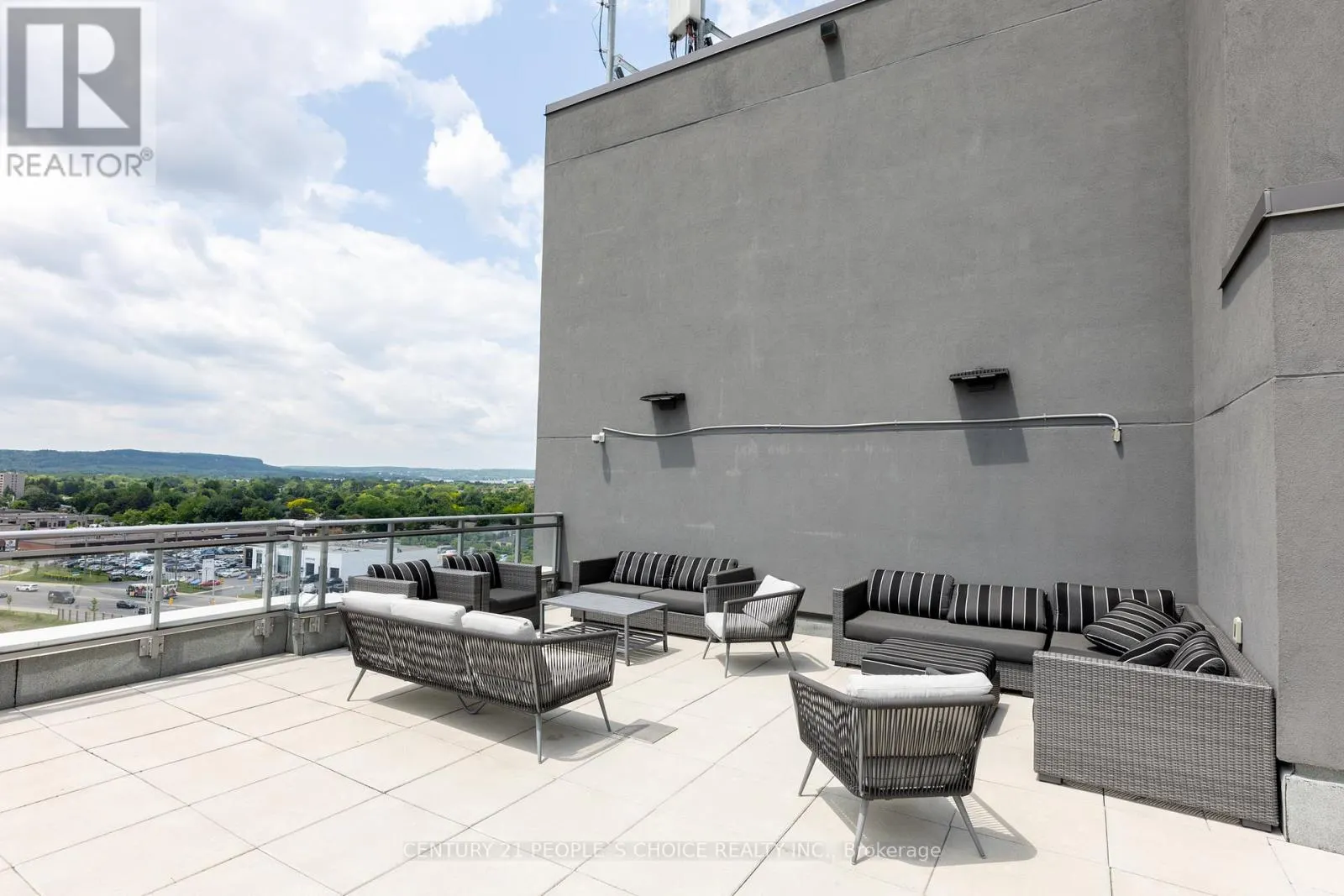 1001 - 716 MAIN STREET E