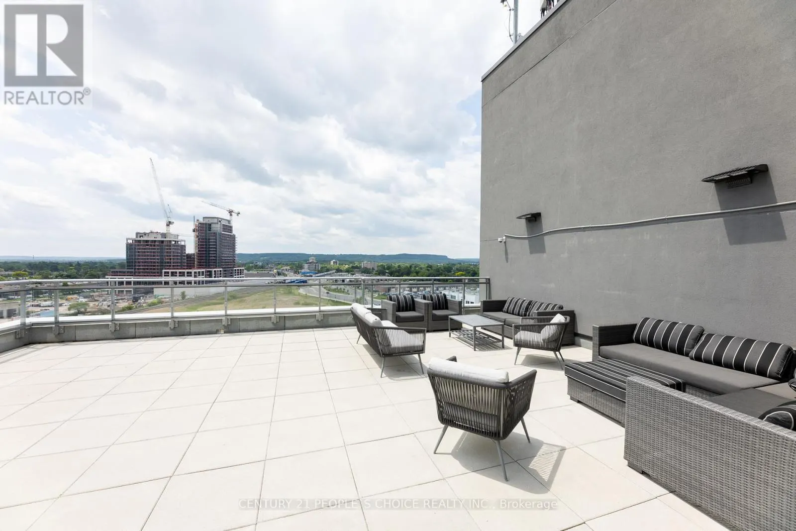 1001 - 716 MAIN STREET E