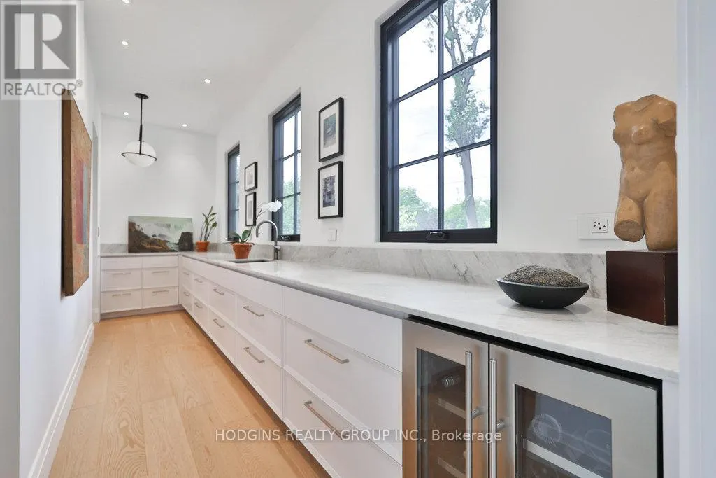 238 MINEOLA ROAD W