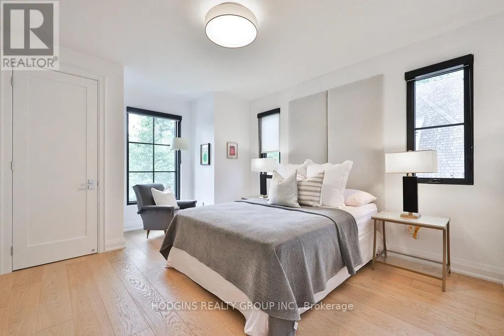 238 MINEOLA ROAD W