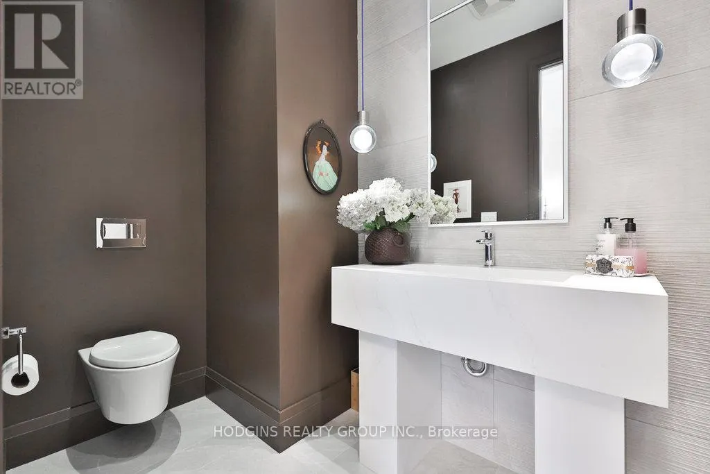 238 MINEOLA ROAD W