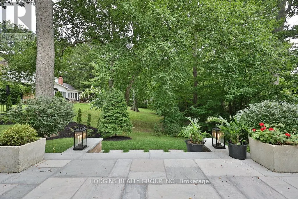 238 MINEOLA ROAD W