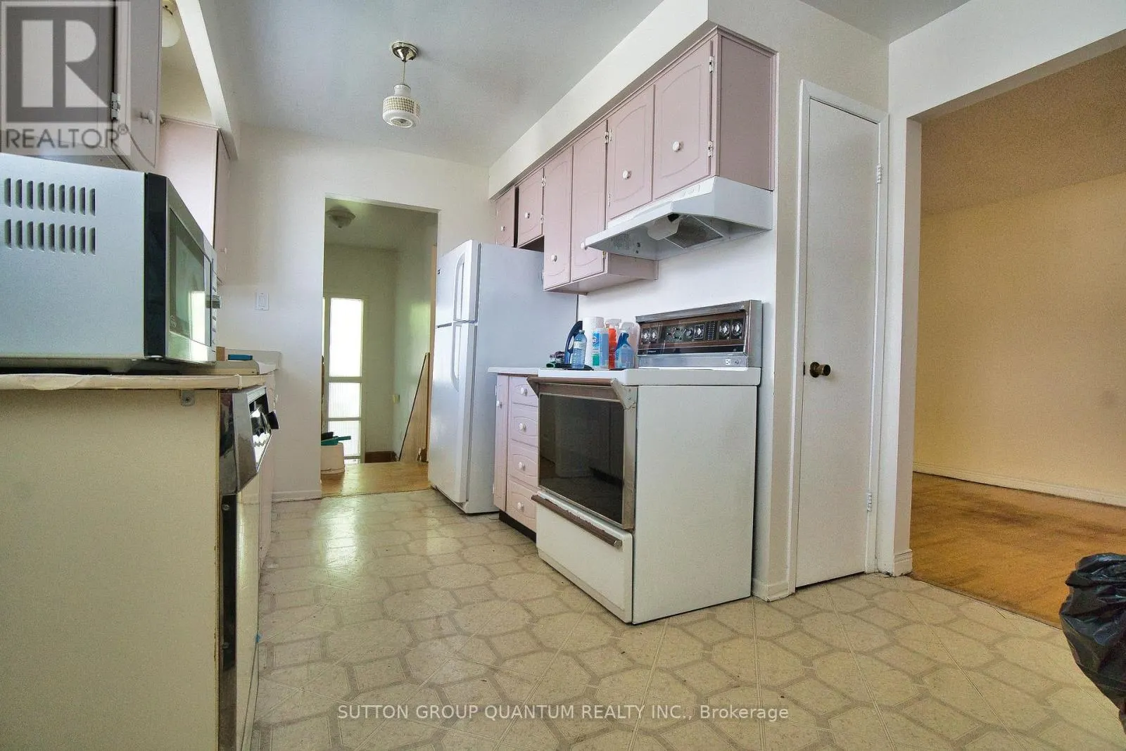 797 EAGLEMOUNT CRESCENT