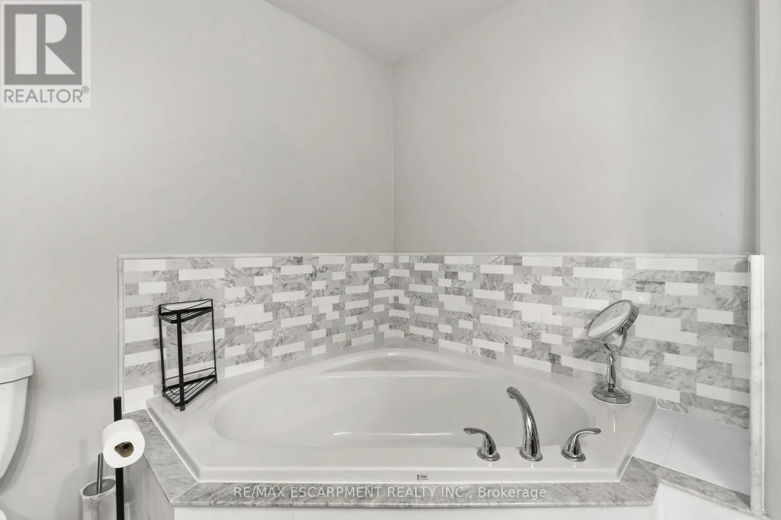 22 - 4823 THOMAS ALTON BOULEVARD