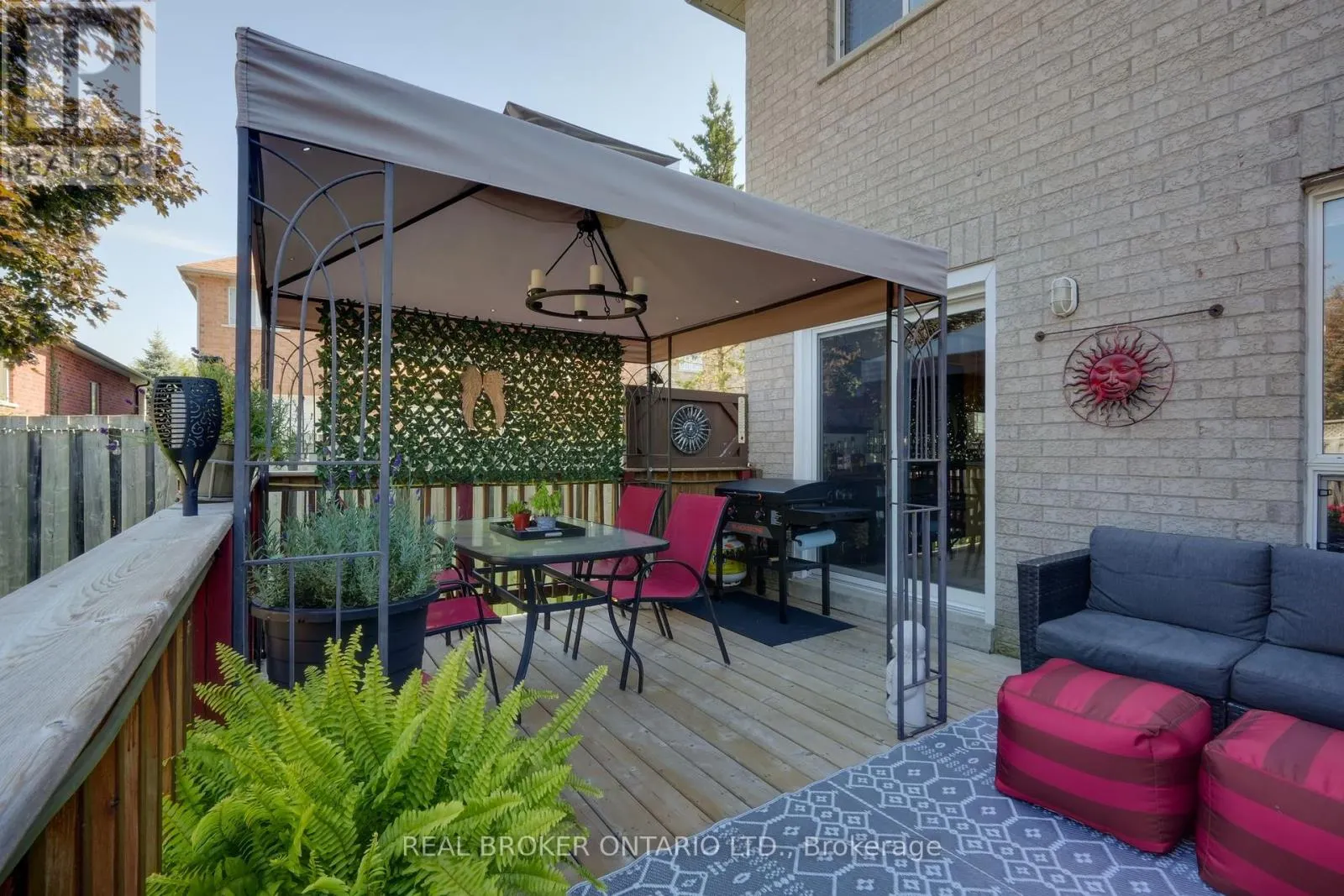 4 IRONHORSE CRESCENT