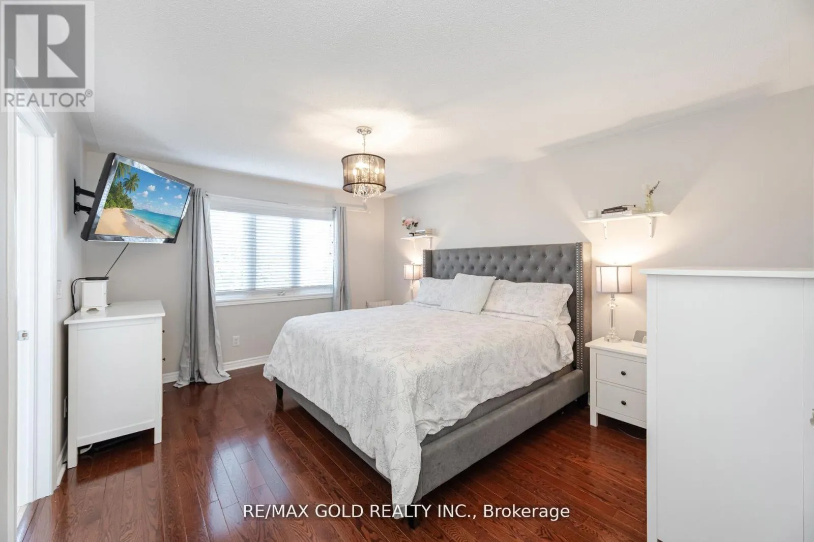 28 VERSAILLES CRESCENT