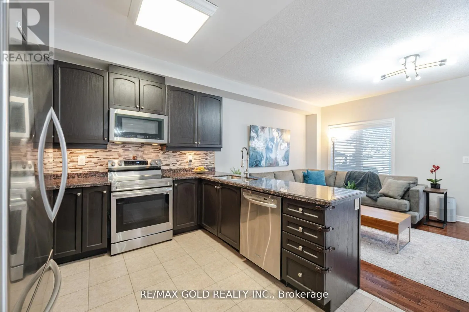 28 VERSAILLES CRESCENT