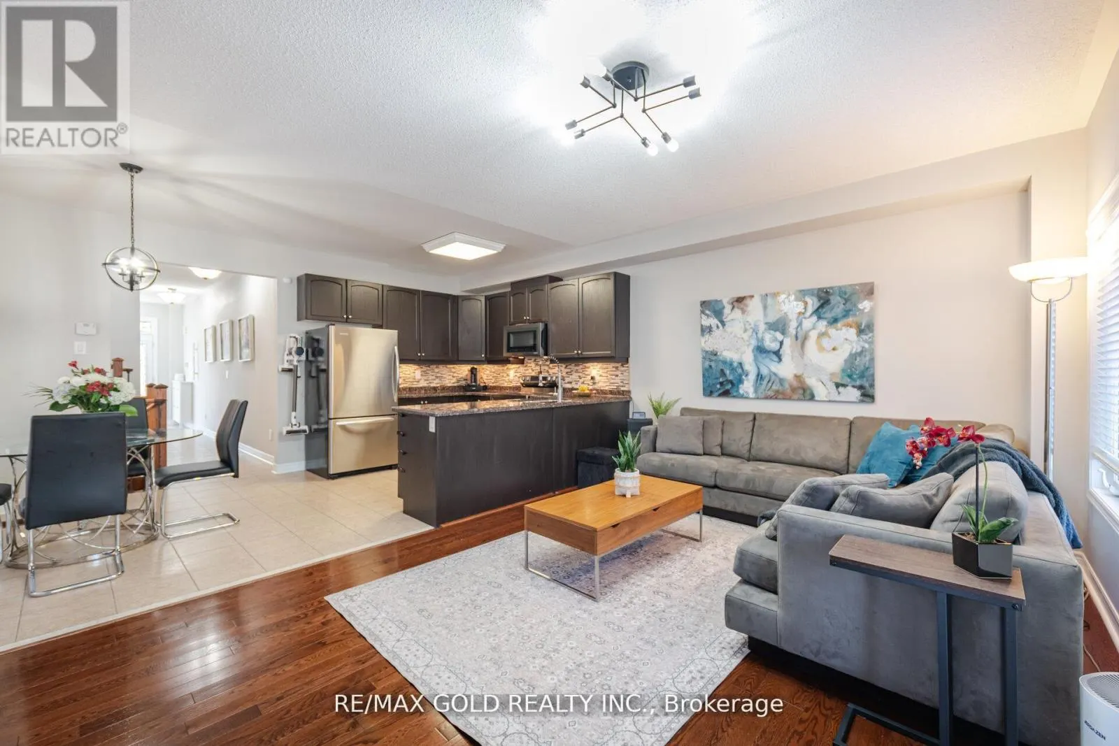 28 VERSAILLES CRESCENT