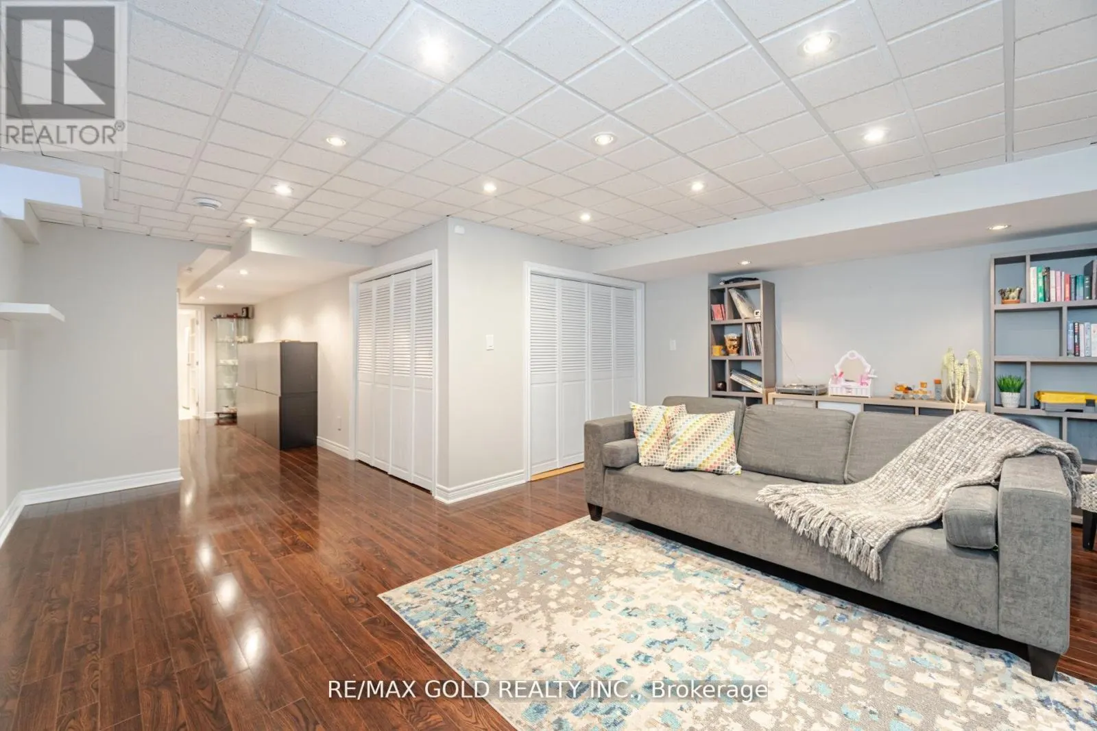 28 VERSAILLES CRESCENT
