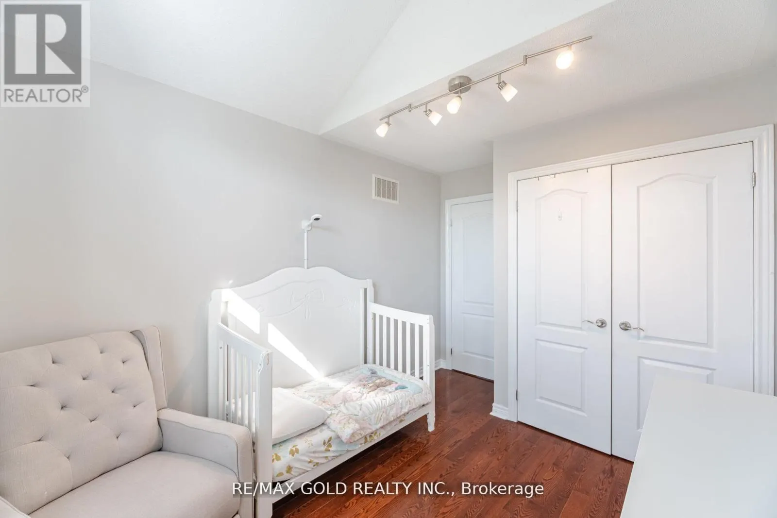 28 VERSAILLES CRESCENT