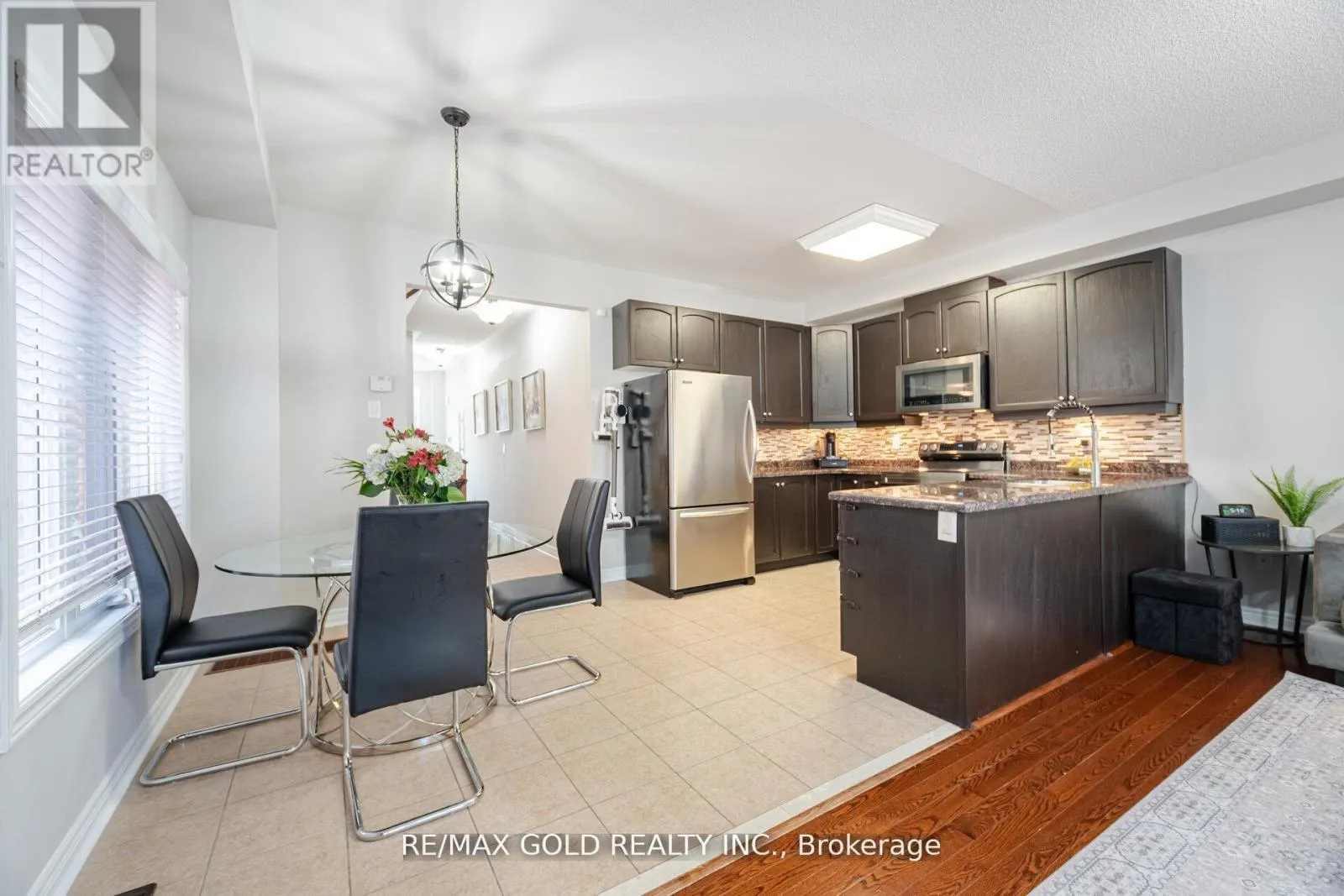 28 VERSAILLES CRESCENT