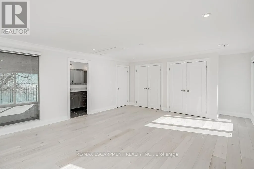 2082 WATER'S EDGE DRIVE
