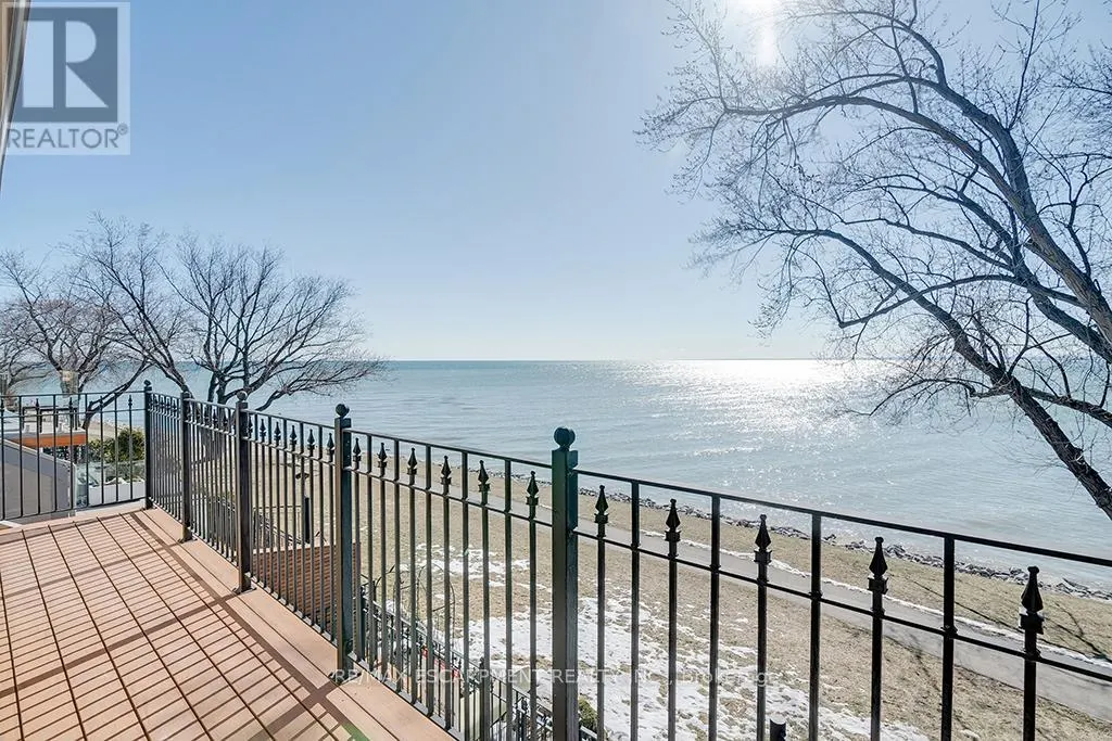 2082 WATER'S EDGE DRIVE