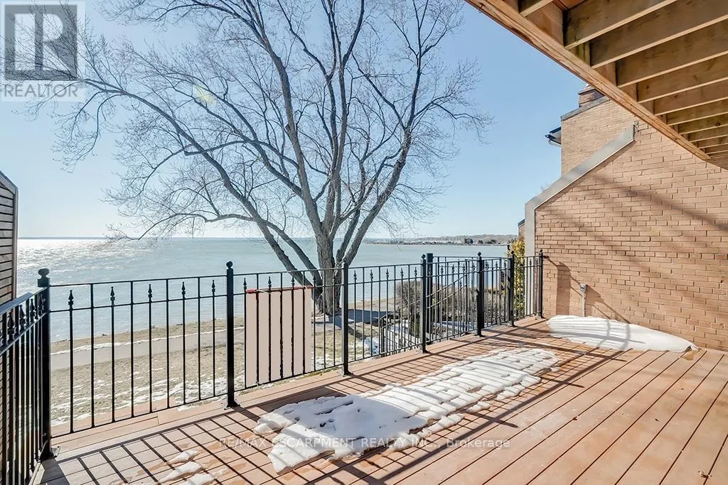 2082 WATER'S EDGE DRIVE