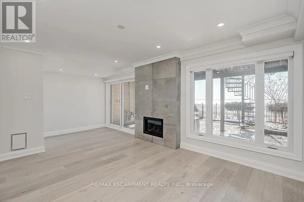 2082 WATER'S EDGE DRIVE