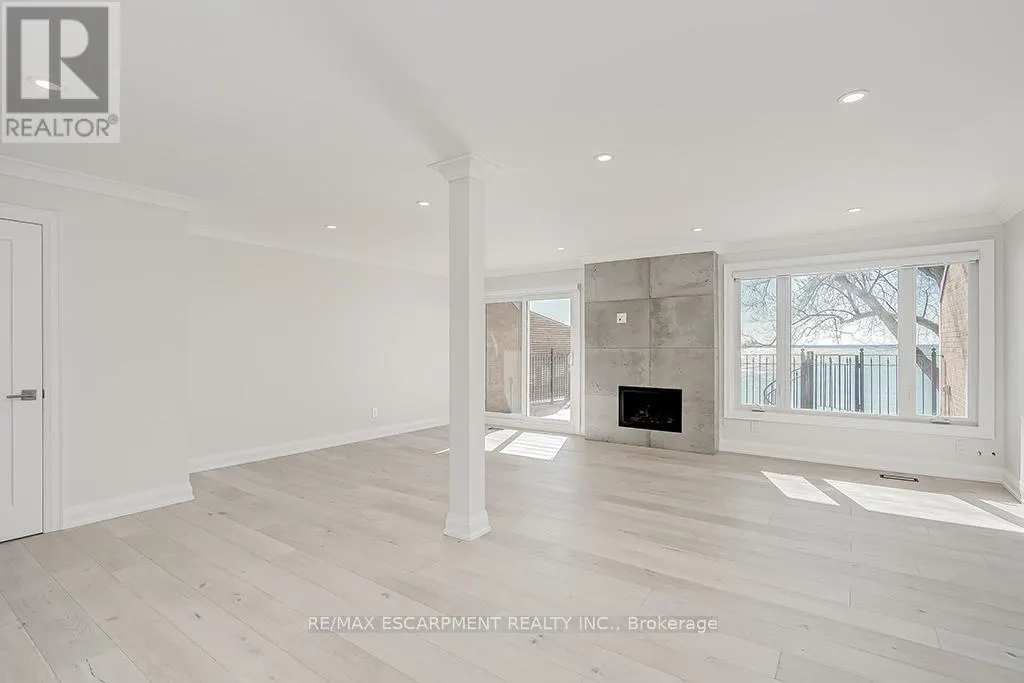 2082 WATER'S EDGE DRIVE