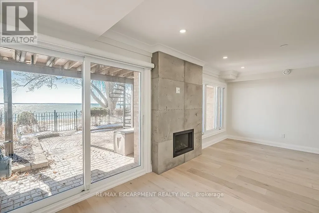 2082 WATER'S EDGE DRIVE