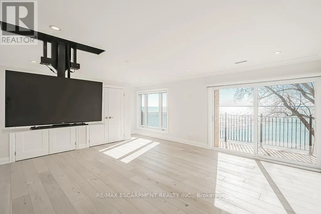 2082 WATER'S EDGE DRIVE