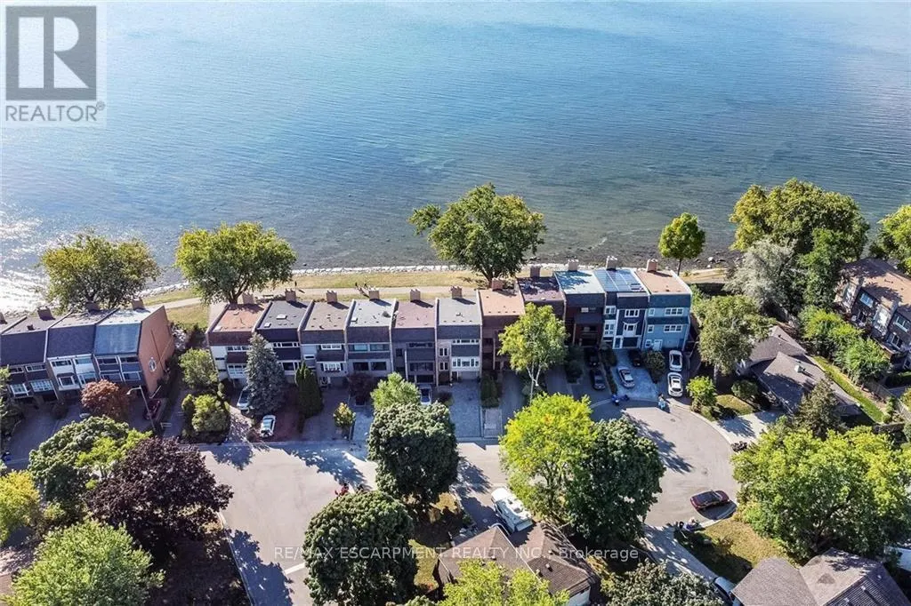 2082 WATER'S EDGE DRIVE