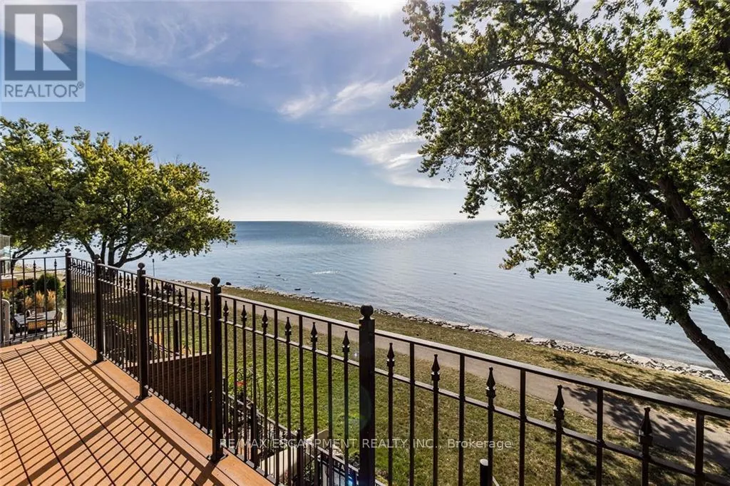 2082 WATER'S EDGE DRIVE